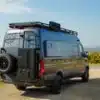 Beyond 4 Kastenwagen auf Mercedes-Basis mit Heckträger und Dachausrüstung abseits der Straße