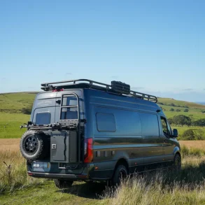 Crozier Beyond2+ Campervan auf Mercedes Sprinter L3H2 Basis mit Dachträger und Outdoor-Ausstattung in einer Wiesenlandschaft
