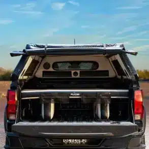 Ansicht des FLATED FULL-STANDARD DECK66 SILVERADO Air-Decks auf der Pritsche eines Chevrolet Silverado mit geöffnetem Heck und Stauraum darunter.