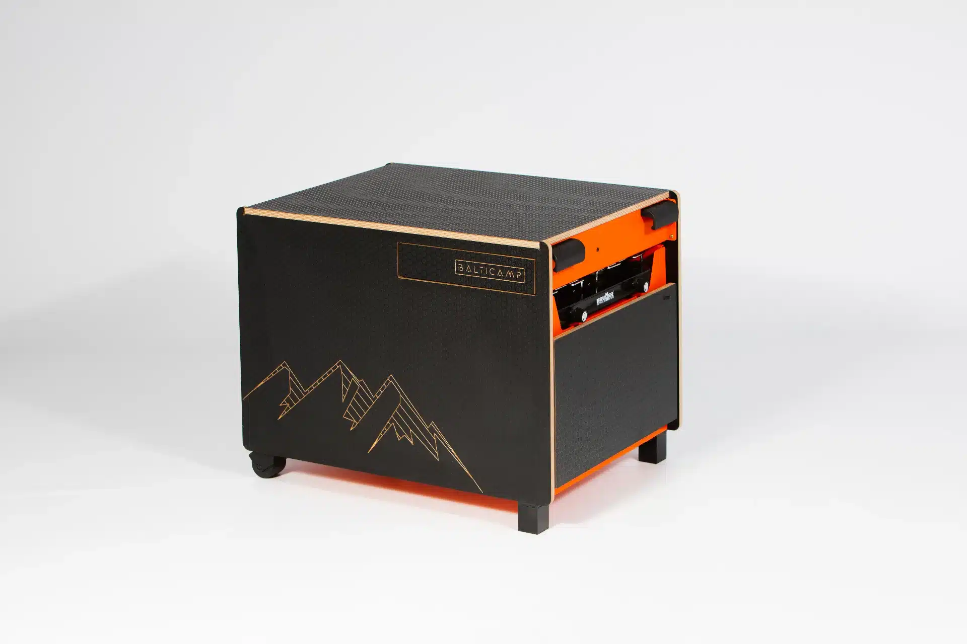 Camping-Modul EXPEDITION in schwarzem Design mit orangefarbenen Akzenten und Bergmotiv, geeignet für vier oder mehr Personen.