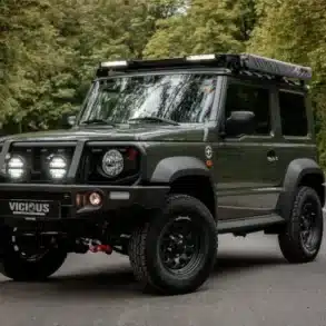 Full Metal Jimny als robuster Offroad-Umbau vor Waldkulisse, bereit für Abenteuerreisen und Vanlife.