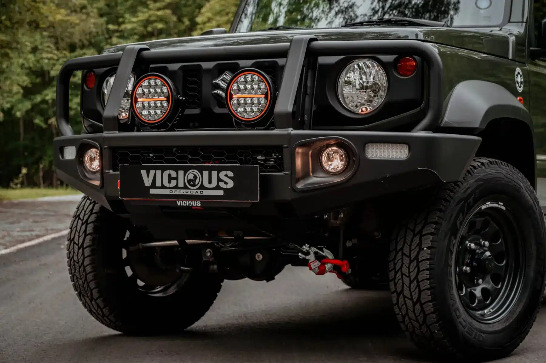 Frontansicht eines umgebauten Suzuki Jimny mit Offroad-Stoßstange, Zusatzscheinwerfern und Vicious-Offroad-Logo