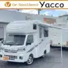 JPSTAR Happy1+ auf Daihatsu Hijet Truck mit Markise, aufgenommen vor einem Autohaus.
