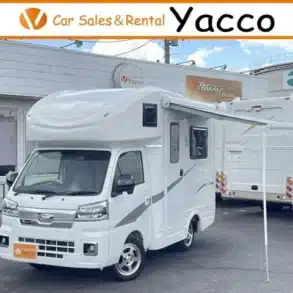JPSTAR Happy1+ auf Daihatsu Hijet Truck mit Markise, aufgenommen vor einem Autohaus.
