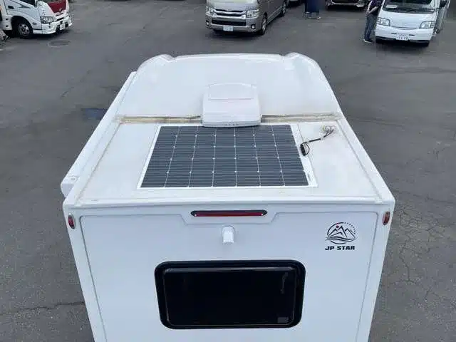 Solarpanel auf dem Dach des JPSTAR Happy1+ Micro-Campers aus der Vogelperspektive
