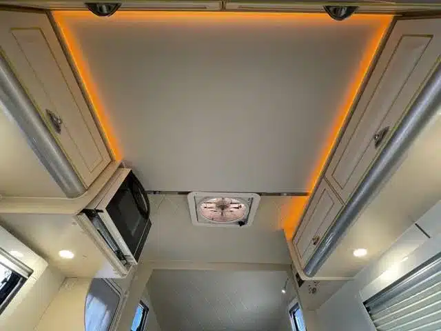 Innenansicht der Decke mit Staufächern, Dachlüfter und Mikrowelle im JPSTAR Happy1+ Camper