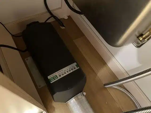 Dieselheizung im Innenraum eines JPSTAR Happy1+ Campers, installiert unter einer Sitzbank.