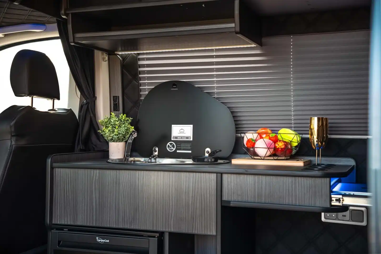 Campingküche im MAN TGE mit Spüle, Dometic-Gaskochfeld und Küchenutensilien