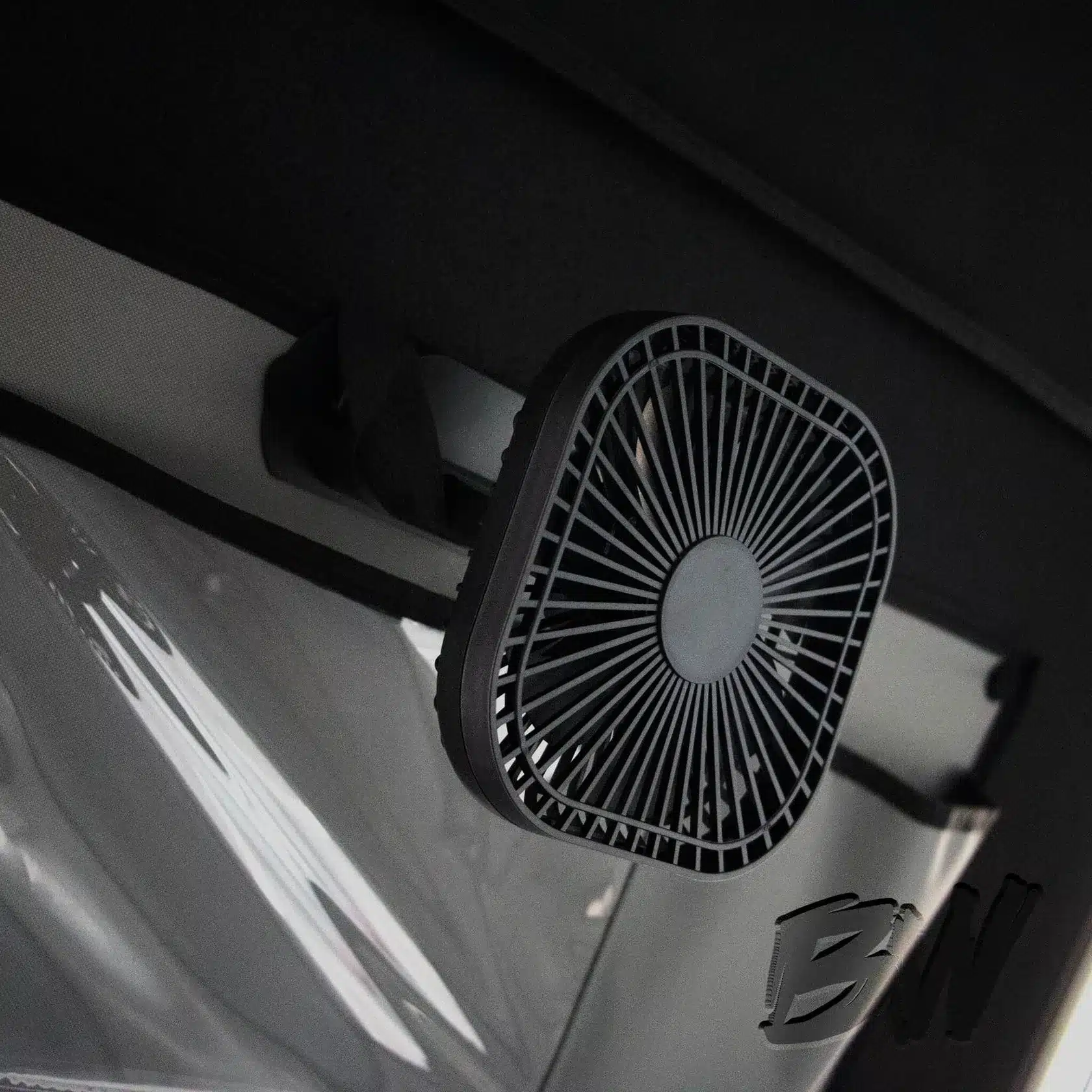 Wiederaufladbarer Ventilator im Dachzelt Nomad, montiert zur Luftzirkulation.