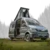 Vannado Ontario Kastenwagen mit Hochdach und geöffneter Schiebetür im Wald
