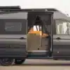 Rocket Mountain MAN TGE 4x4 Campervan, Seitenansicht, geöffnet an ländlicher Straße