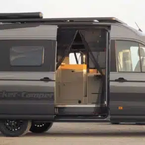 Rocket Mountain MAN TGE 4x4 Campervan, Seitenansicht, geöffnet an ländlicher Straße