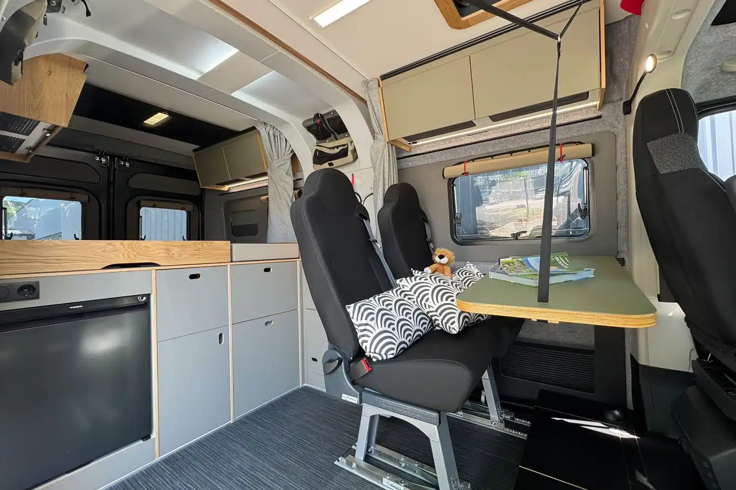 Sitzgruppe und Küchenbereich im ROCKET ONE M Familien-Campervan