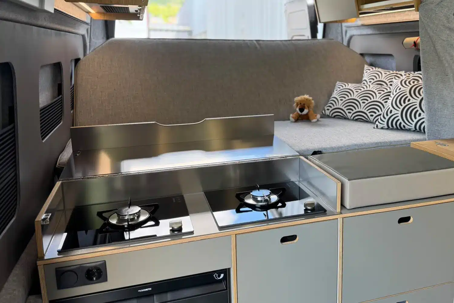 Innenraumansicht des ROCKET ONE M mit ausgestatteter Camper-Küche und Sitzlounge