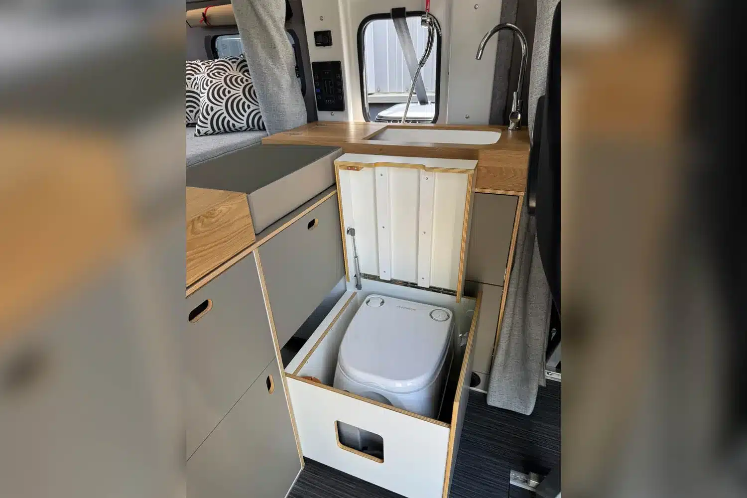 Ausziehbare Toilettenschublade und Spülbecken mit Armatur in der Küchenzeile des ROCKET ONE M