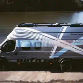 Rocket Surf’n’Sail Kastenwagen von Rocket Camper, speziell für Wassersportler, Seitenansicht am See