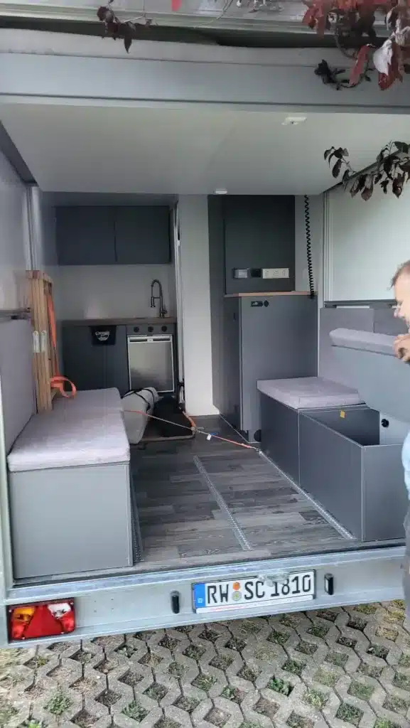 Blick in das Innere eines Spikes-Caravan mit modularer Einrichtung und Schmutzschleuse.