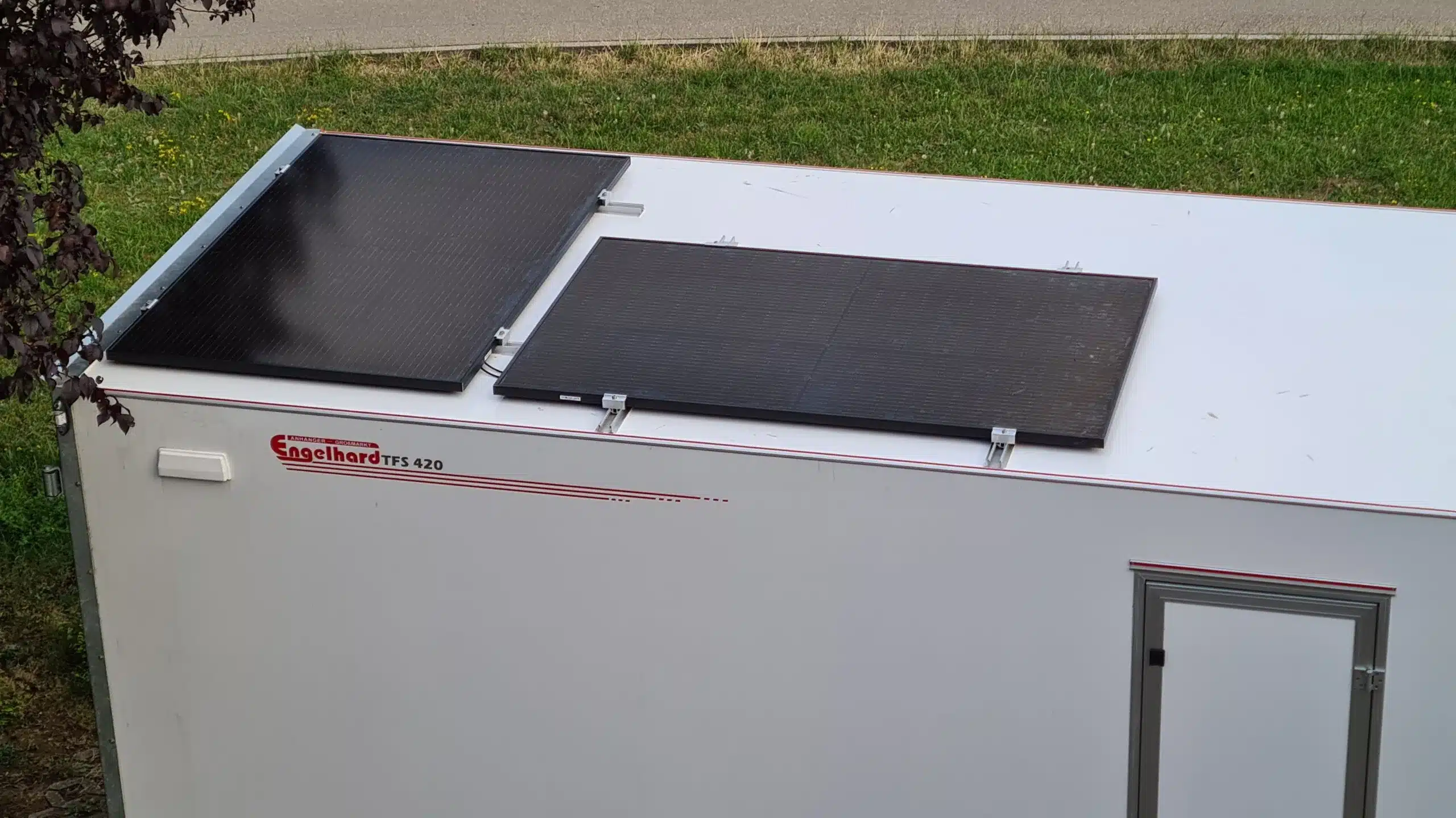 Anhänger Engelhard TFS 420 mit montierten Solarmodulen auf dem Dach, von oben fotografiert
