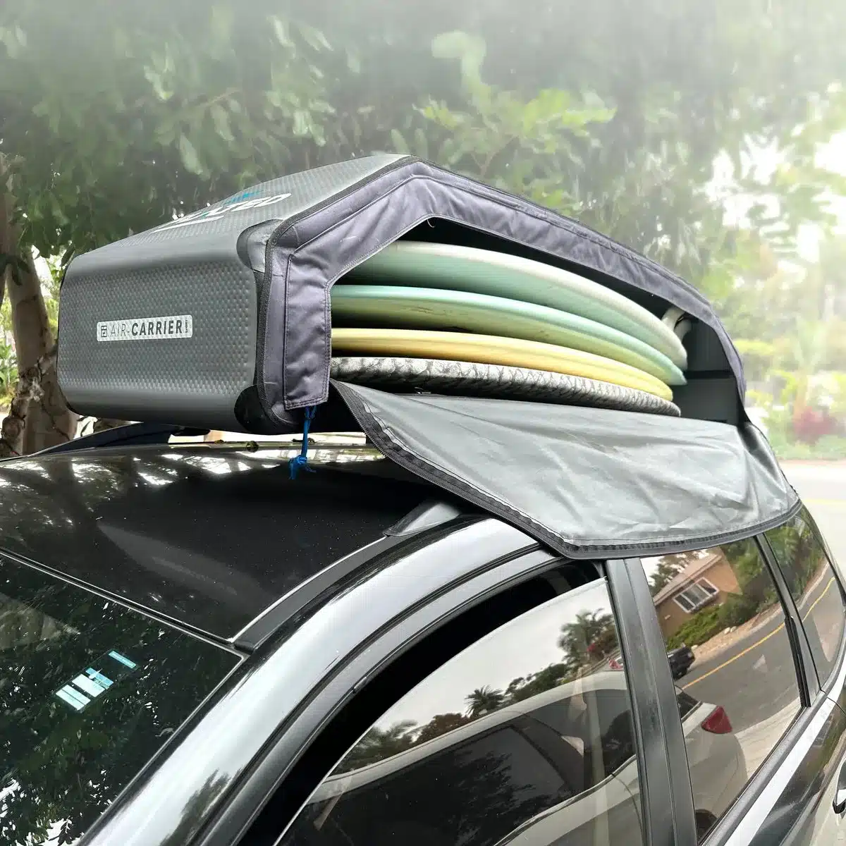 Aufblasbare SPORT CARRIER15 Dachbox mit mehreren Surfbrettern auf dem Dach eines Autos
