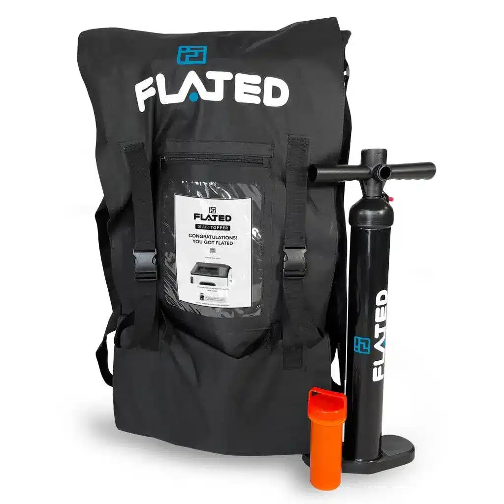 Kompakte Tragetasche mit FLATED-Logo und Handpumpe für den SPORT CARRIER15 Zusatzdachträger