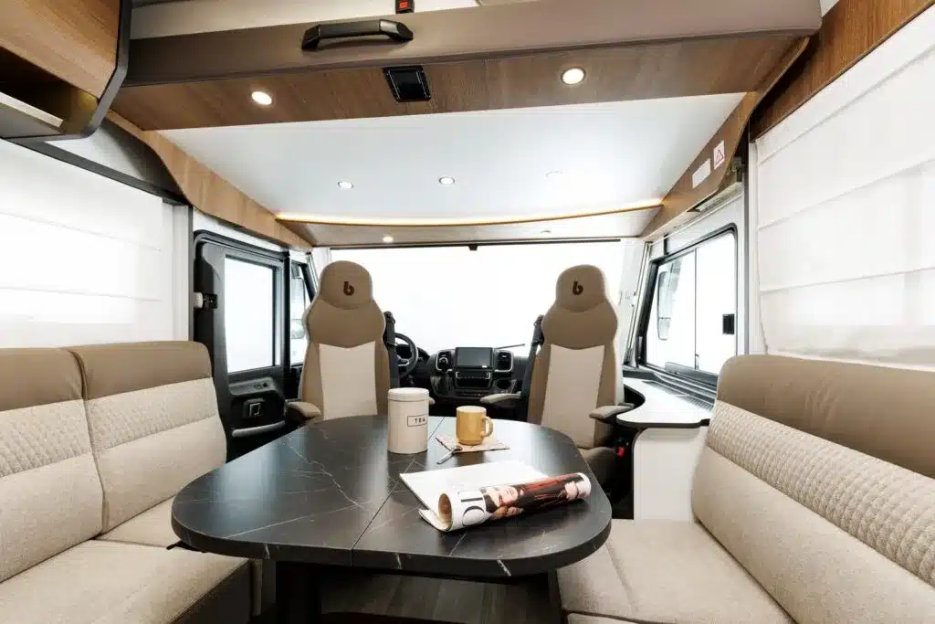 Innenansicht der Sitzgruppe und Fahrerkabine im Benimar Amphitryon A967 Reisemobil
