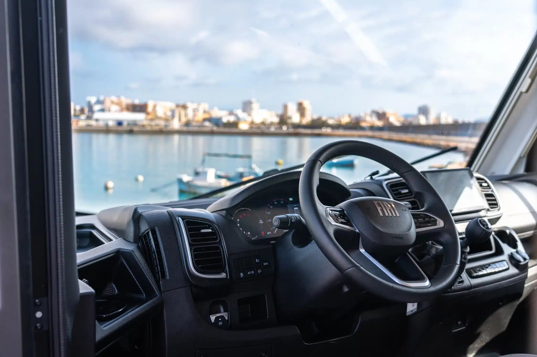 Cockpit und Innenansicht des Fiat-Fahrerhauses im Benimar Amphitryon A967 Wohnmobil.