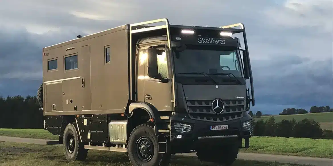 Mercedes-Benz Arocs 4x4 mit Wohnaufbau als Expeditionsmobil im Gelände