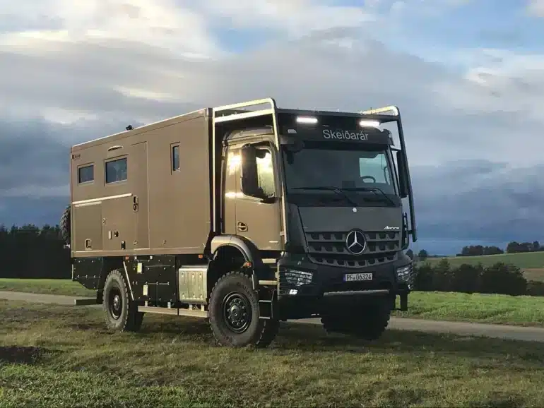 Mercedes-Benz Arocs 4x4 mit Wohnaufbau als Expeditionsmobil im Gelände