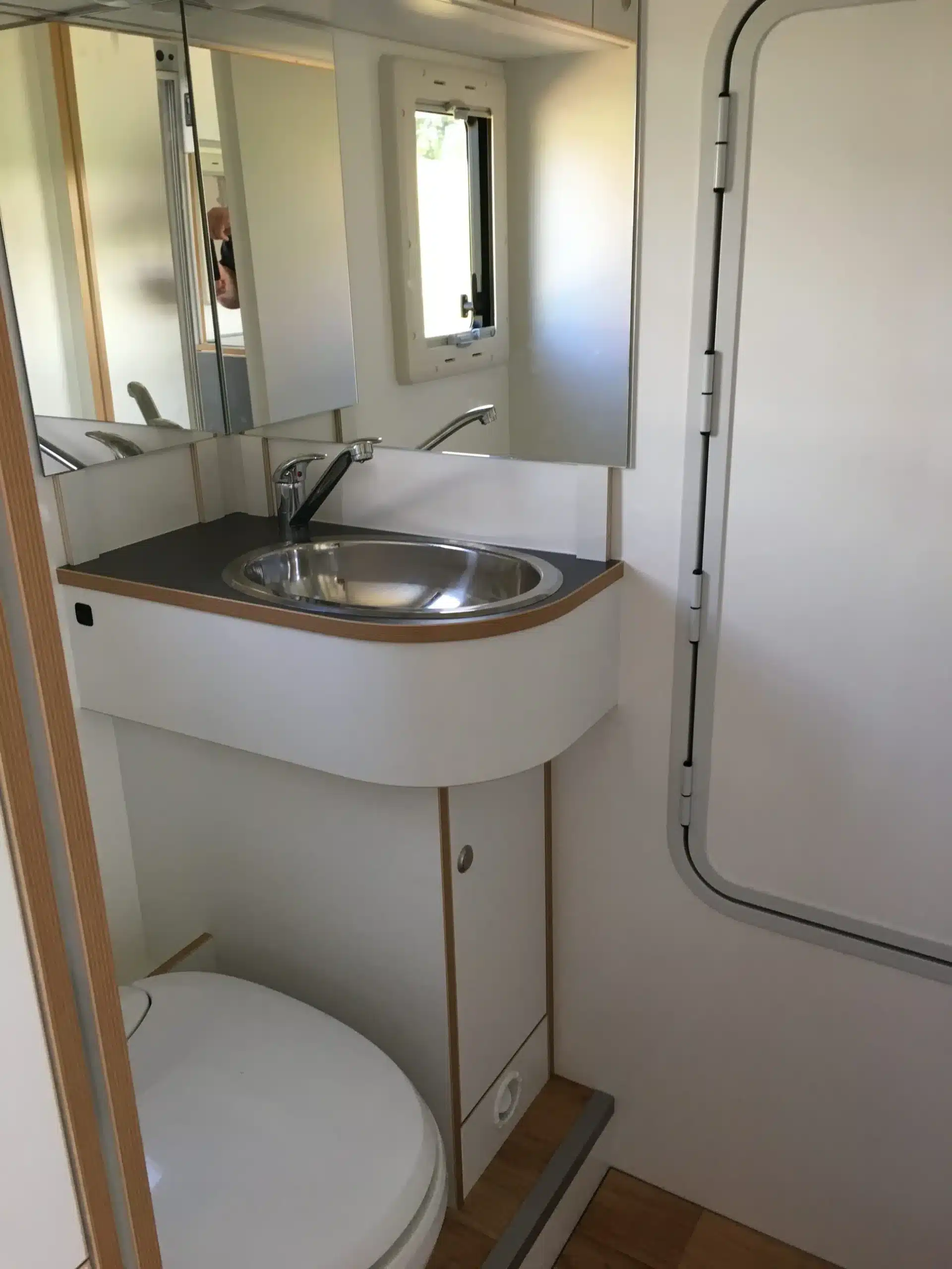 Badezimmer mit Waschbecken, Spiegel und Toilette im Autark Explorer WOE 2017 Expeditionsmobil