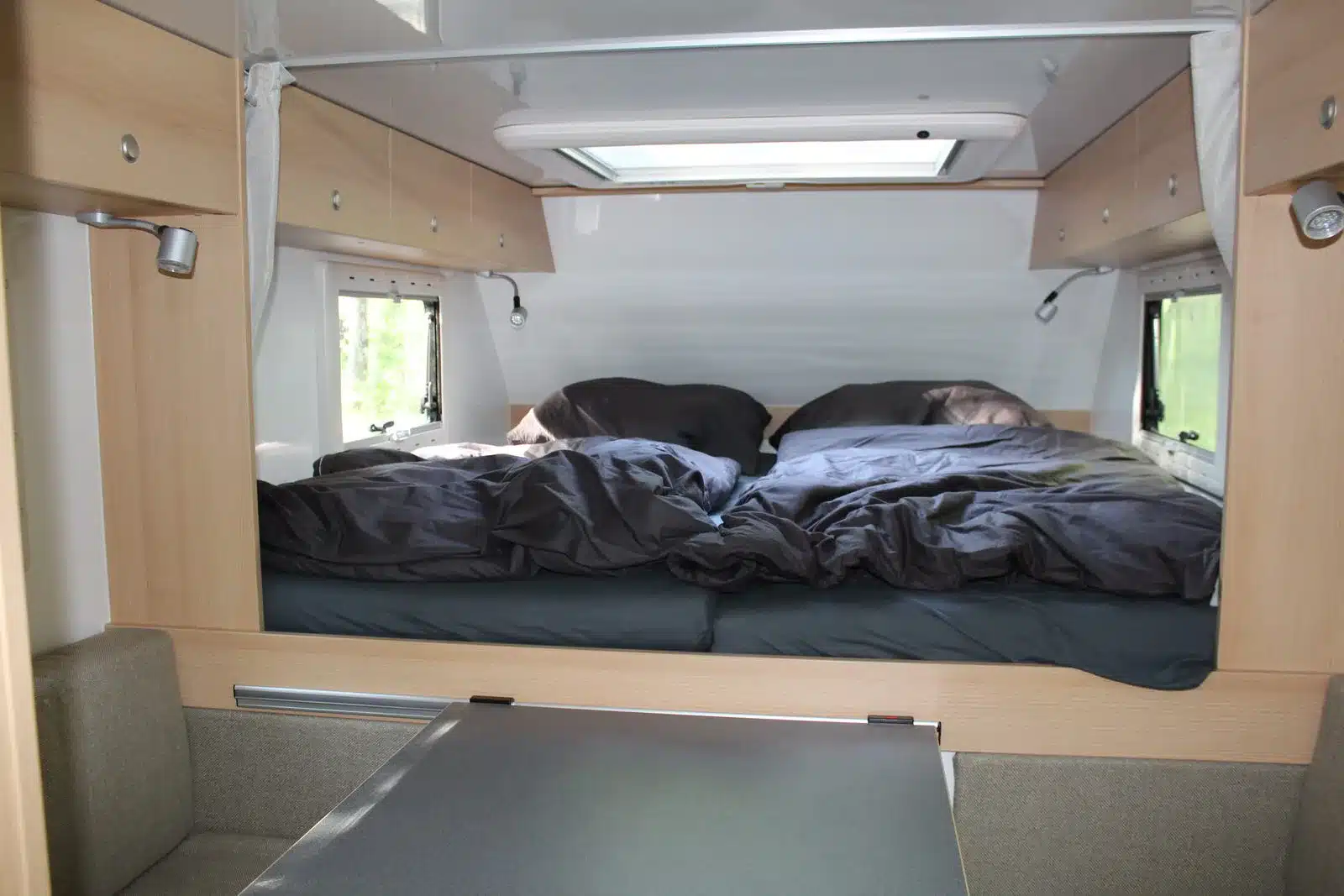 Blick auf den Schlafbereich mit Alkovenbett im Offroad-Camper Woelcke Autark Hilux