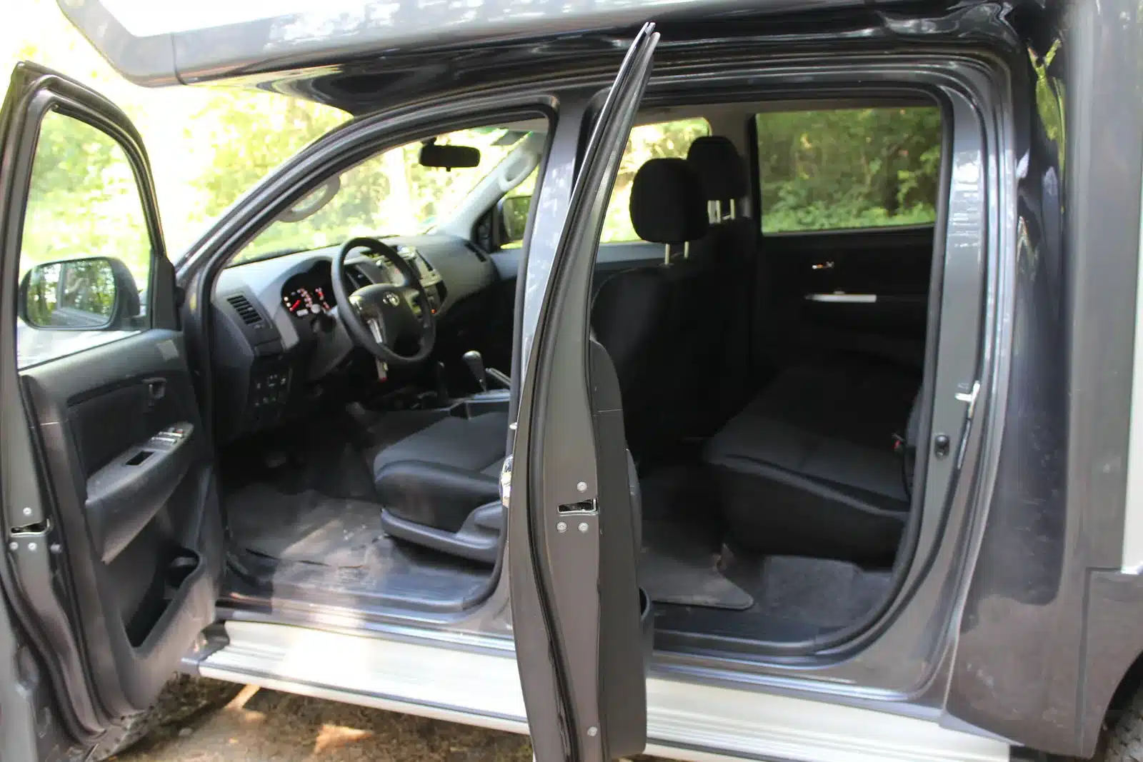Fahrerhaus und hinterer Sitzbereich eines Autark Hilux Offroad-Campers mit geöffneter Tür