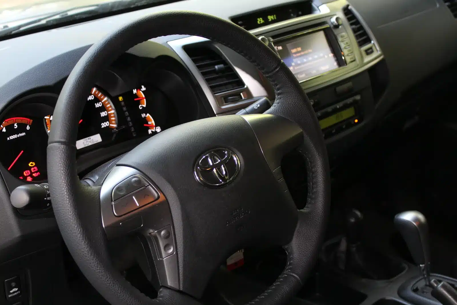 Innenraum mit Lenkrad und Armaturenbrett des Toyota Hilux Autark Hilux