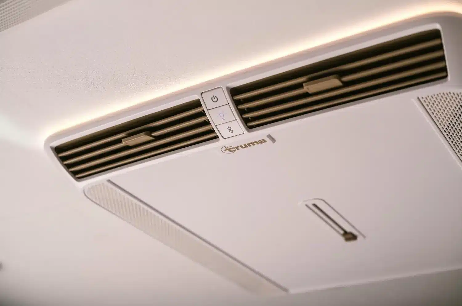 Luftverteiler der Truma Aventa comfort 2. Generation an der Wohnmobildecke mit Bedientasten