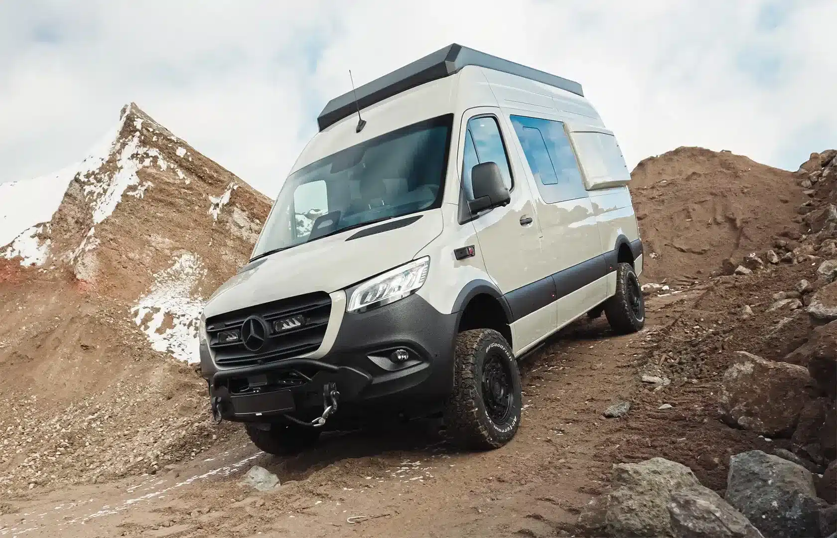VANME BEDROCK 4x4-Camper auf steinigem Gelände vor schneebedecktem Berg