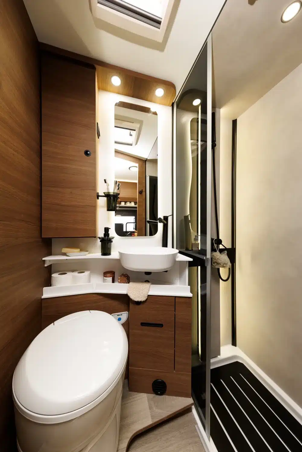 Badezimmer mit Duschkabine, Waschbecken und Toilette im Wohnmobil Benimar Amphitryon A940.