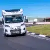 Frontansicht eines fahrenden Benimar Mileo M261 Wohnmobils auf einer Straße.