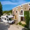 Benimar S324 UP Reisemobil vor einem Landhaus in mediterraner Umgebung