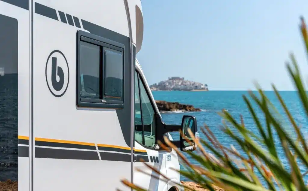 Benimar Tessoro T444 Wohnmobil am Meer mit Blick auf eine Insel