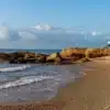 Benimar Tessoro T463 UP Wohnmobil geparkt auf Klippen am Strand mit Blick auf das Meer