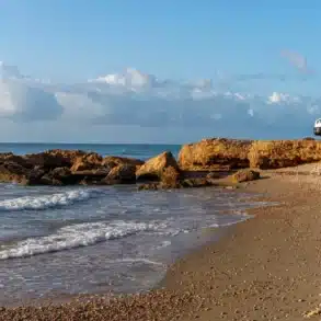 Benimar Tessoro T463 UP Wohnmobil geparkt auf Klippen am Strand mit Blick auf das Meer