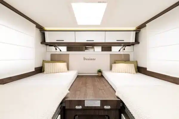 Einzelbetten im Heck des Benimar Tessoro T463 UP Wohnmobils mit modernem Stauraum und hellem Interieur.