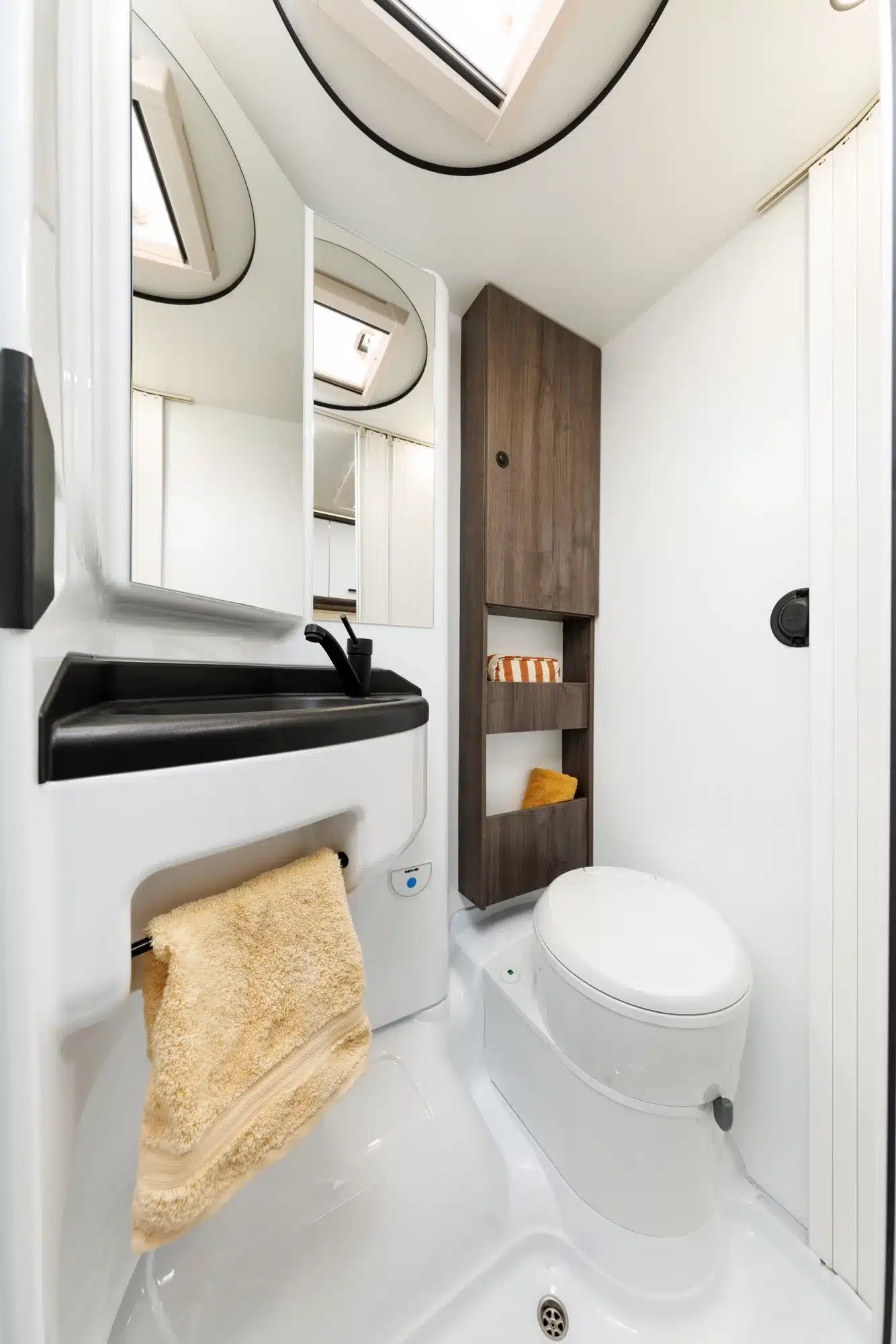 Kompaktbad mit Toilette, Waschbecken und Holzregal im Benimar Y840 Reisemobil
