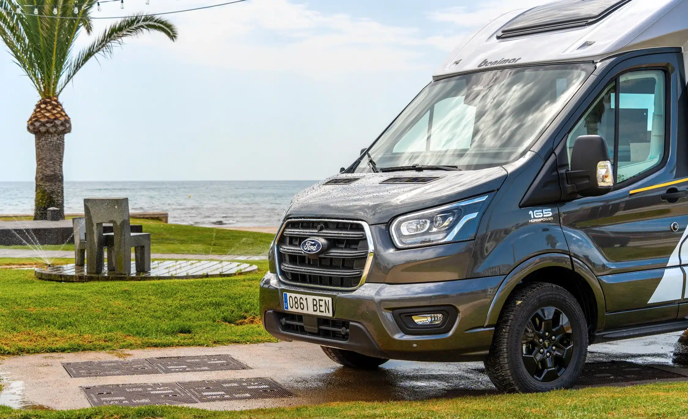 Frontansicht des Benimar Y861 Wohnmobils auf Ford-Basis am Meer.