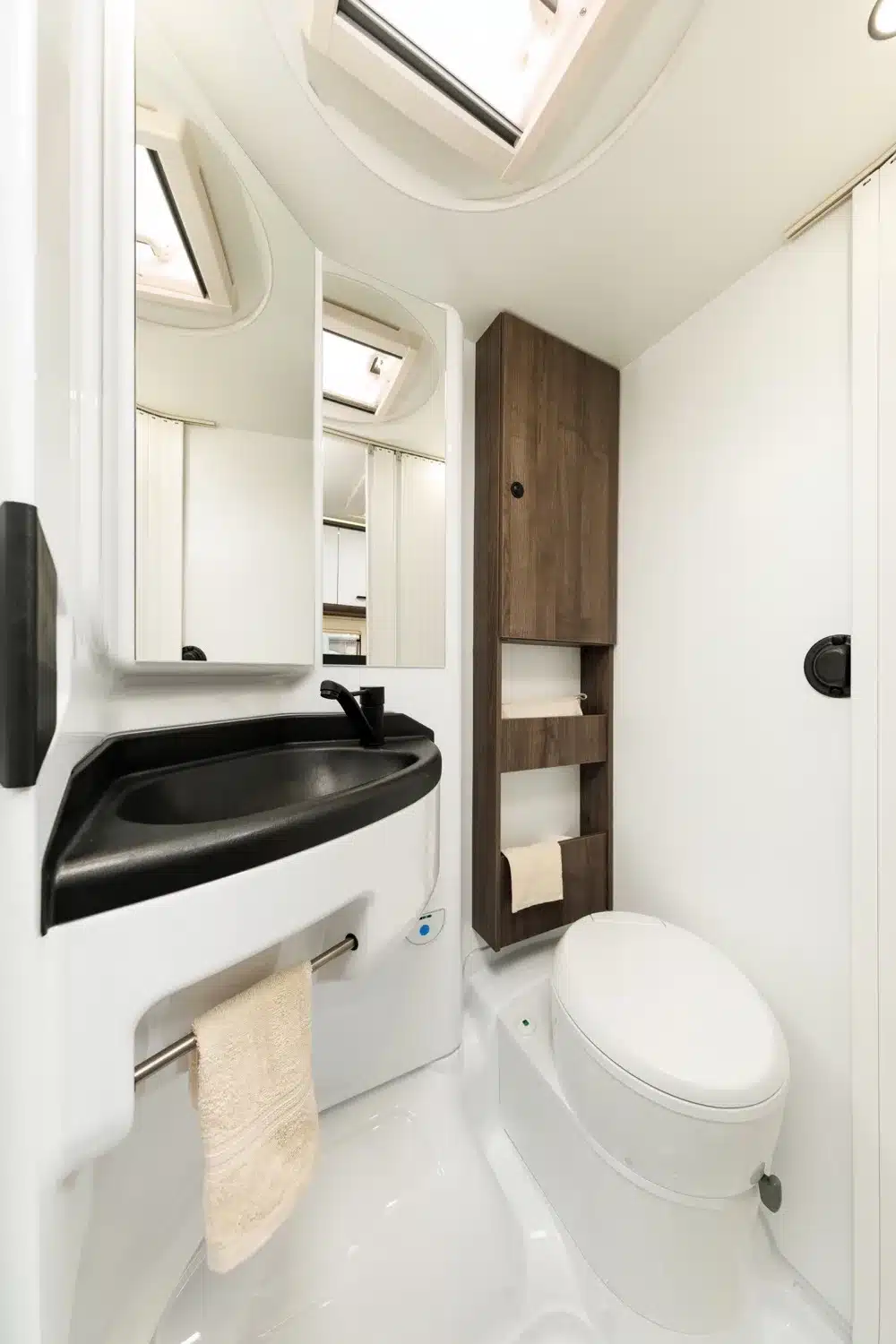Waschraum und Toilette im Benimar Y861 Reisemobil
