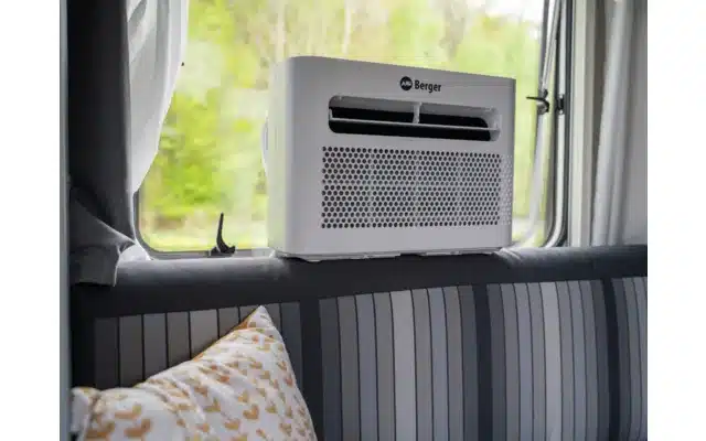 Berger Arktar Pro mobile Split-Klimaanlage installiert im Innenraum eines Campervans am Fenster.
