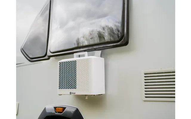 Die Berger Arktar Pro Split-Klimaanlage außen an einem Camperfenster montiert.