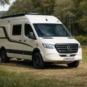 BRESLER 591 DF Kastenwagen, Mercedes-Benz Sprinter, stehend am Ufer eines Sees, umgeben von Bäumen