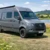 Bresler 694 DF Campervan auf Mercedes Sprinter Basis steht auf einer Wiese am See