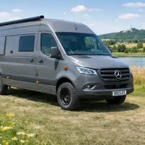 Bresler 694 DF Campervan auf Mercedes Sprinter Basis steht auf einer Wiese am See