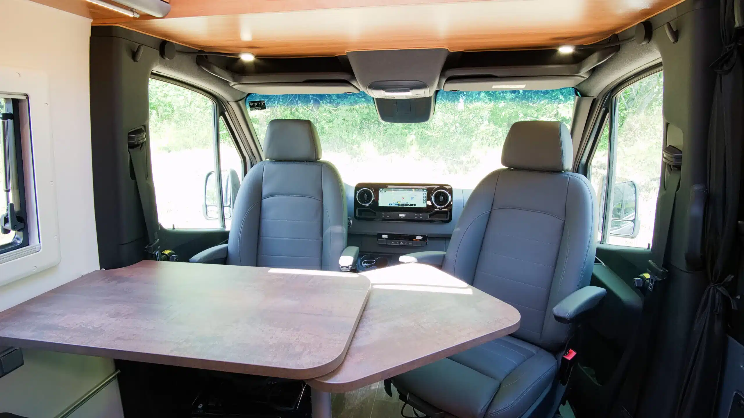 Sitzgruppe mit Tisch und drehbaren Fahrersitzen im Bresler 694 DF Kastenwagen